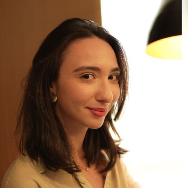 Retrato da nutricionista Lara Ribeiro sorrindo em ambiente interno.